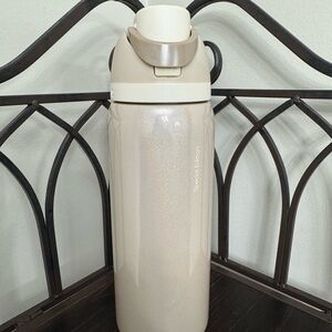 NWoT Owala Holiday Magic 32oz FreeSip Bottle